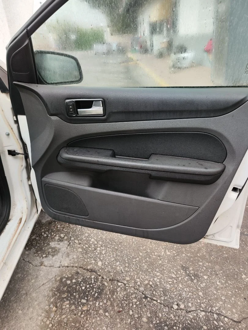 Foto de GUARNECIDO PUERTA DELANTERA DERECHA FORD FOCUS BERLINA (CAP) 1.6 TDCi CAT (90 CV / 66 KW)
