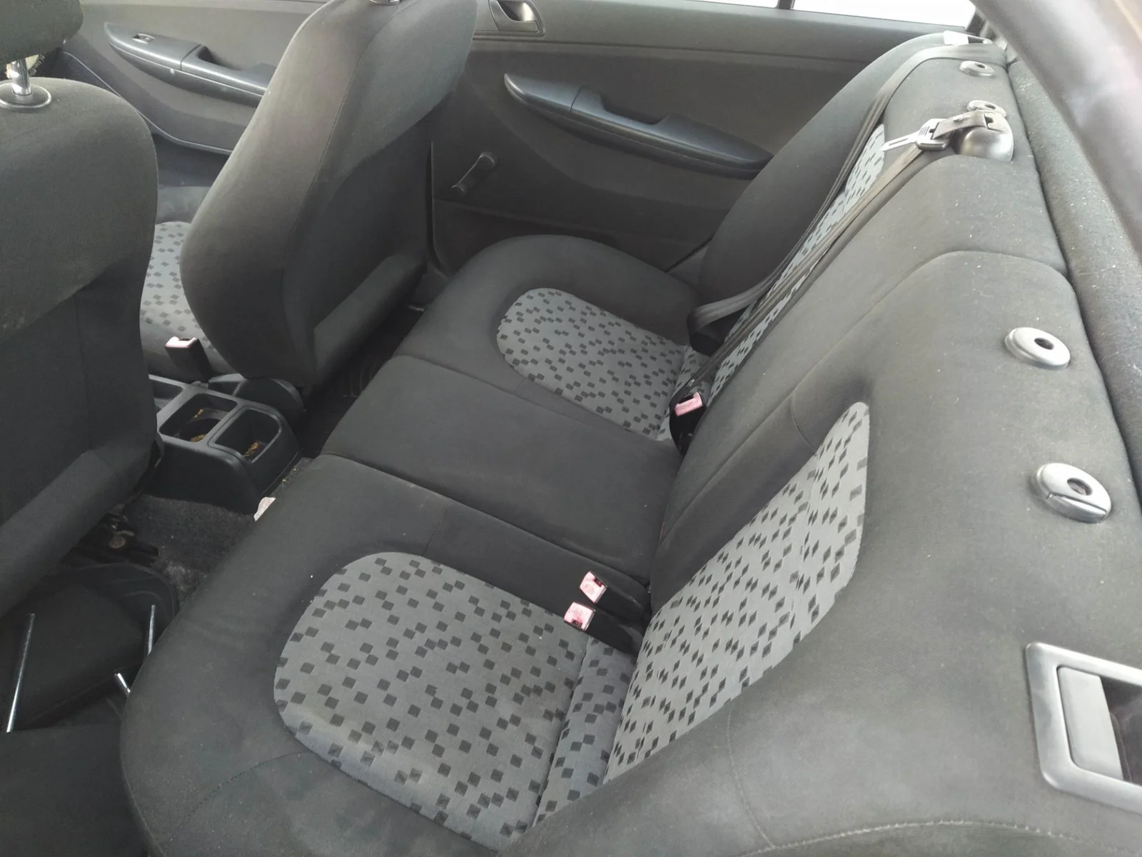 Foto de ENGANCHE CINTURON TRASERO CENTRAL SKODA FABIA (6Y2/6Y3) 1.4 TDI (69 CV / 51 KW)