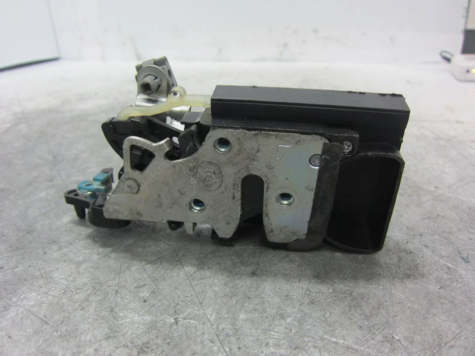 Foto de CERRADURA PUERTA TRASERA IZQUIERDA CHEVROLET AVEO BERLINA 1.4 CAT (94 CV / 69 KW) referencia A046818