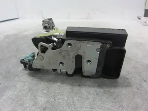 Foto de CERRADURA PUERTA TRASERA IZQUIERDA CHEVROLET AVEO BERLINA 1.4 CAT (94 CV / 69 KW) referencia A046818