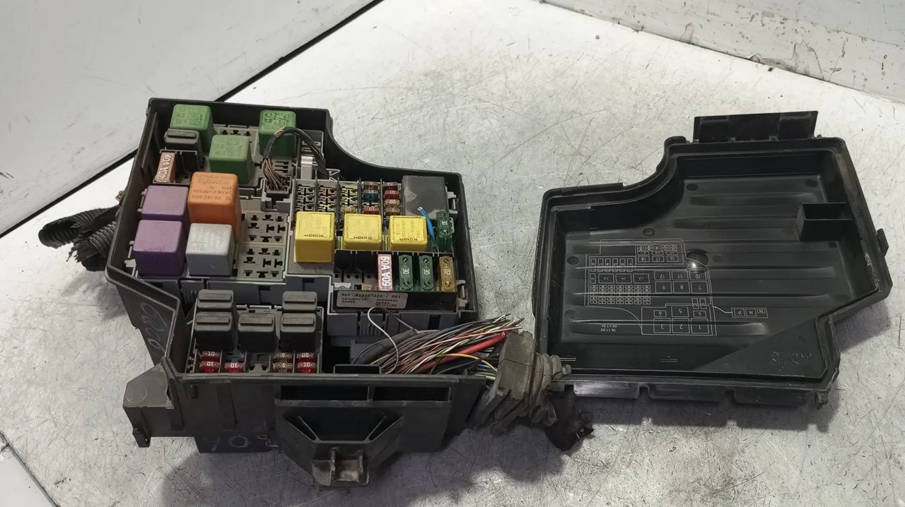 Foto de CAJA RELES / FUSIBLES OPEL CORSA C 1.2 16V CAT (Z 12 XE / LW4) (75 CV / 55 KW) referencia 09115986