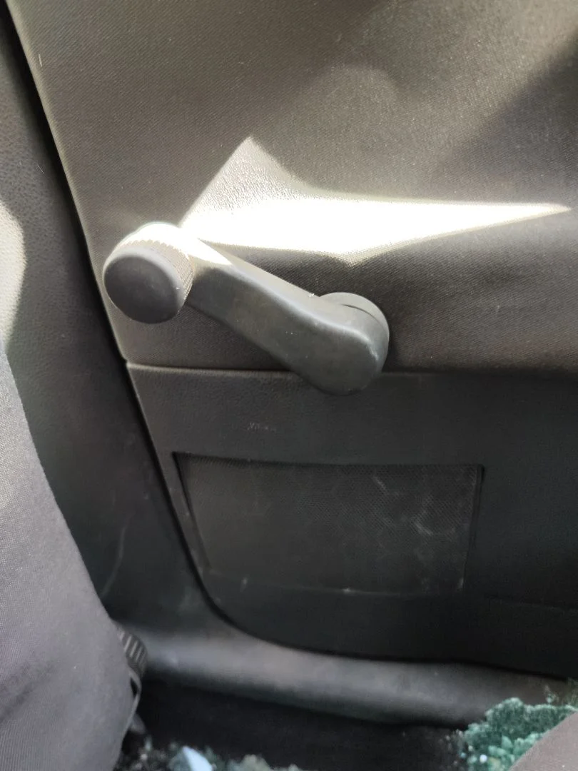 Foto de MANETA ELEVALUNAS TRASERA DERECHA VOLKSWAGEN POLO IV (9N1) 1.4 16V (75 CV / 55 KW)