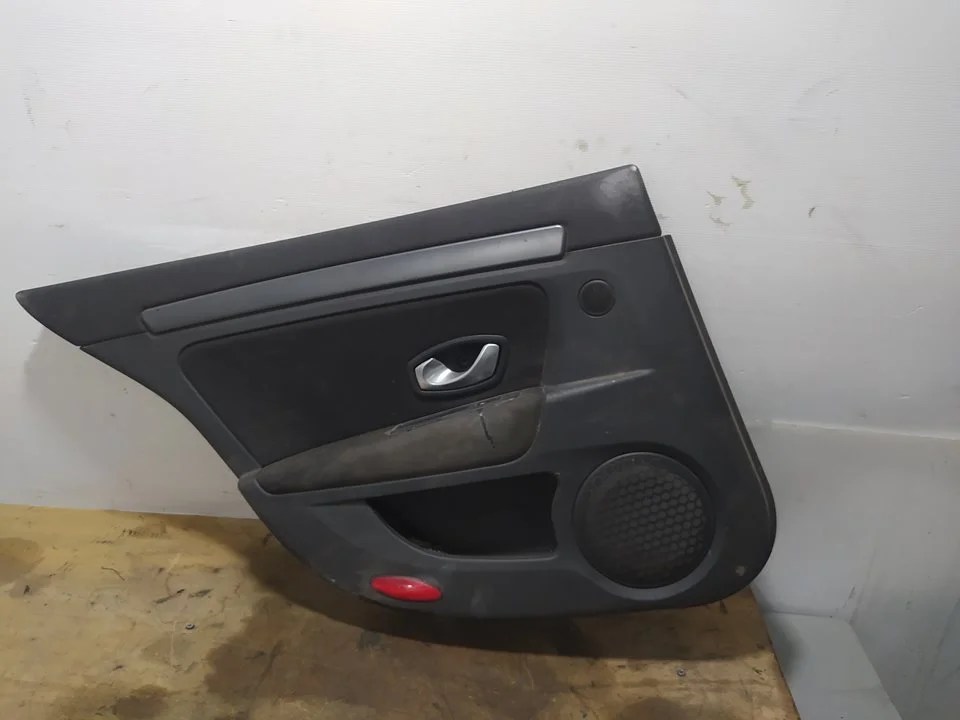 Foto de GUARNECIDO PUERTA TRASERA IZQUIERDA RENAULT LAGUNA III BERLINA 2.0 16V (140 CV / 103 KW) referencia 829A10089R