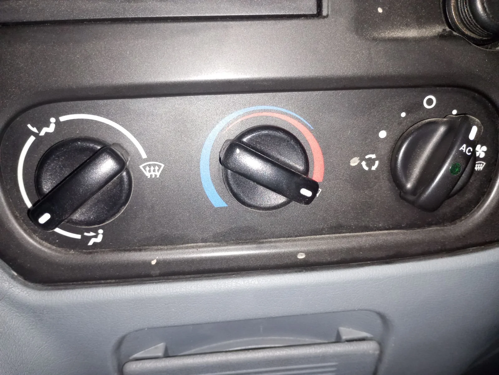 Foto de MANDO CALEFACCION / AIRE ACONDICIONADO FORD TRANSIT COMBI (TT9) 2.2 TDCi CAT (116 CV / 85 KW)