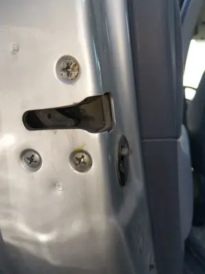 Foto de CERRADURA PUERTA TRASERA IZQUIERDA NISSAN ALMERA TINO (V10M) 1.8 16V CAT (114 CV / 84 KW) referencia 82502BM760