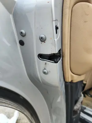 Foto de CERRADURA PUERTA TRASERA IZQUIERDA LAND ROVER RANGE ROVER (LM) 4.4 V8 CAT (306 CV / 225 KW)