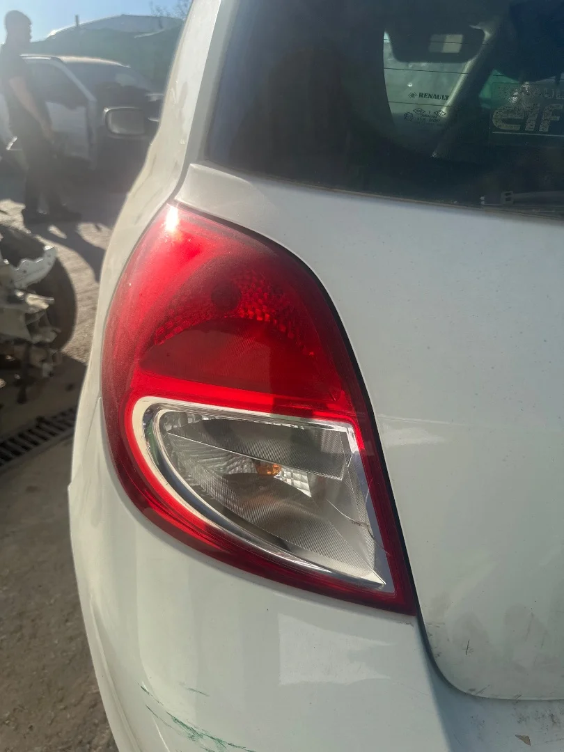 Foto de PILOTO TRASERO IZQUIERDO RENAULT CLIO III 1.5 dCi Diesel (68 CV / 50 KW)