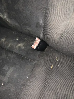 Foto de ENGANCHE CINTURON TRASERO DERECHO VOLKSWAGEN GOLF IV BERLINA (1J1)(10.1997) 1.9 TDI (101 CV / 74 KW)