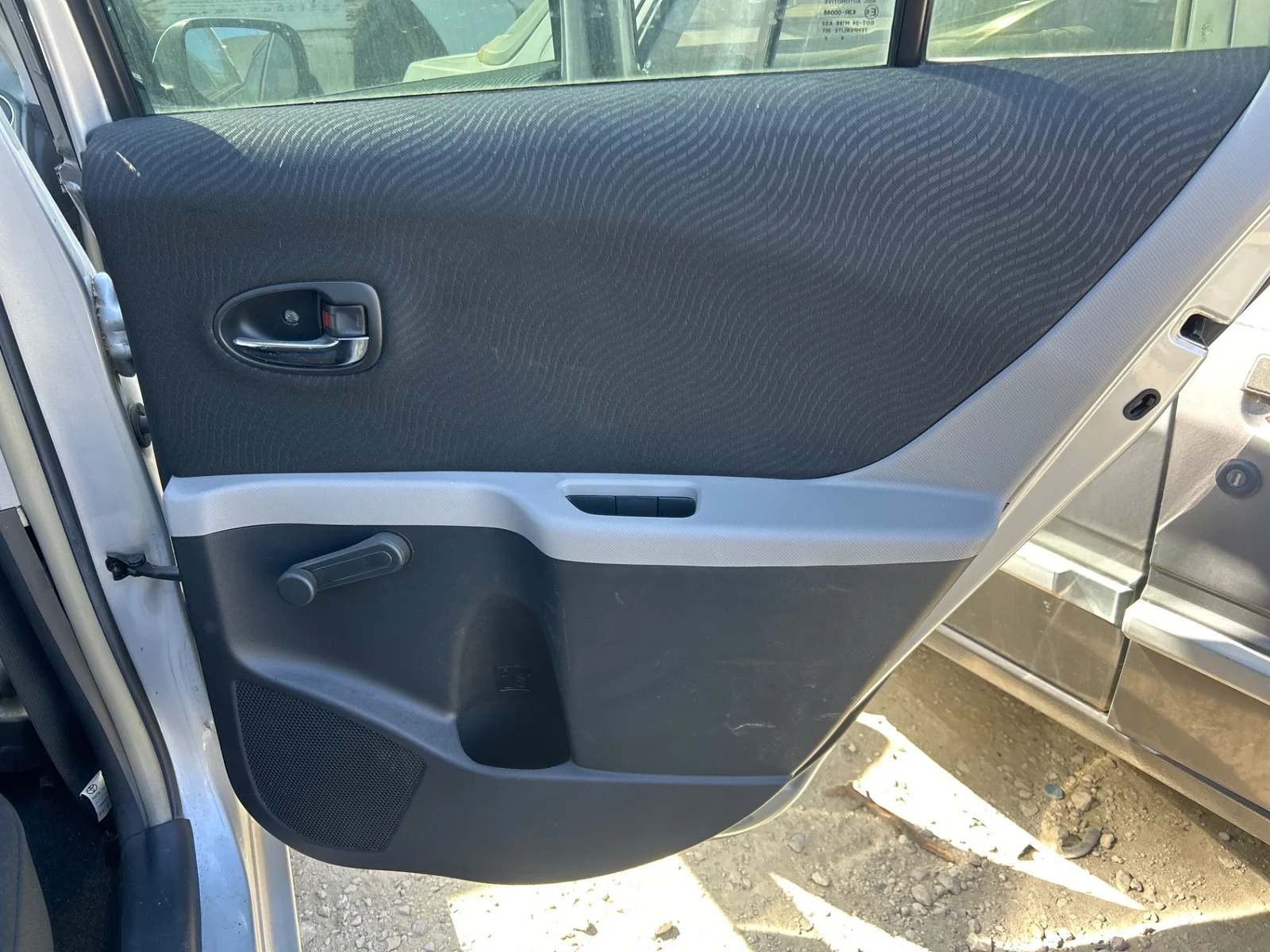 Foto de GUARNECIDO PUERTA TRASERA DERECHA TOYOTA YARIS (KSP9/SCP9/NLP9) 1.3 16V CAT (101 CV / 74 KW) referencia 676300D370C0