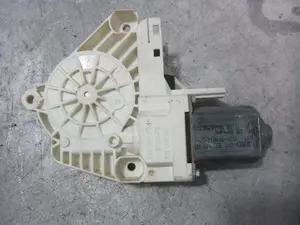Foto de MOTOR ELEVALUNAS TRASERO IZQUIERDO PORSCHE CAYENNE (TIPO 92A) 3.6 CAT (299 CV / 220 KW) referencia 8K0959811A foto 1