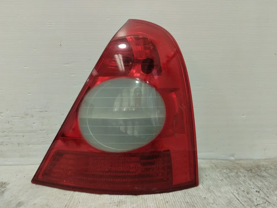 Foto de PILOTO TRASERO DERECHO RENAULT CLIO II FASE II (B/CB0) 1.2 (58 CV / 43 KW) referencia 8200071414