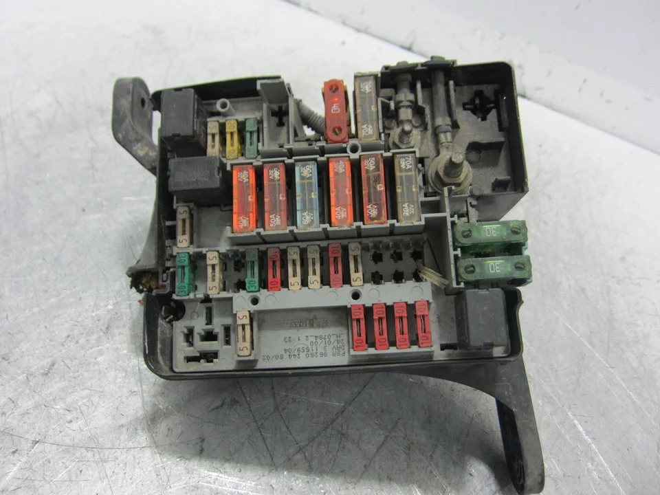 Foto de CAJA RELES / FUSIBLES PEUGEOT 206 1.6 (88 CV / 65 KW) referencia 9638726280