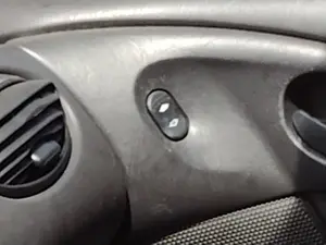Foto de MANDO ELEVALUNAS DELANTERO DERECHO FORD FOCUS BERLINA (CAK) 1.8 TDCi CAT (101 CV / 74 KW) referencia 1324939