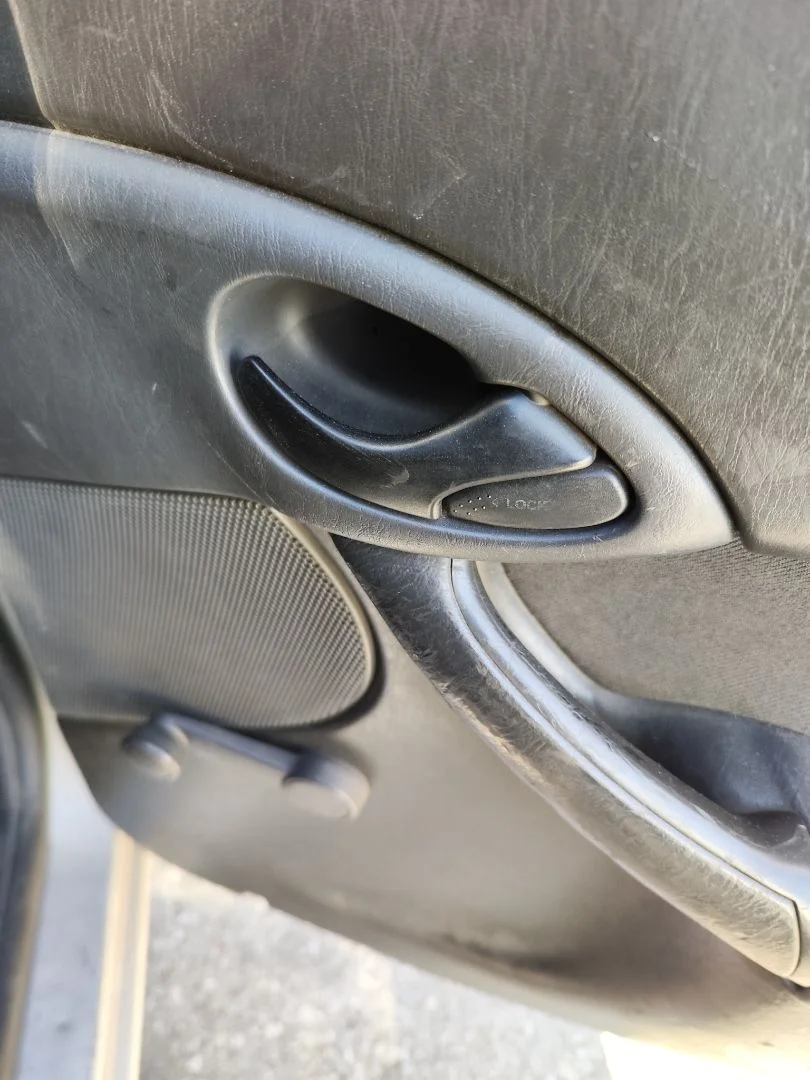 Foto de MANETA INTERIOR TRASERA DERECHA FORD FOCUS FAMILIAR (CAK) 1.8 TDCi Turbodiesel CAT (116 CV / 85 KW)