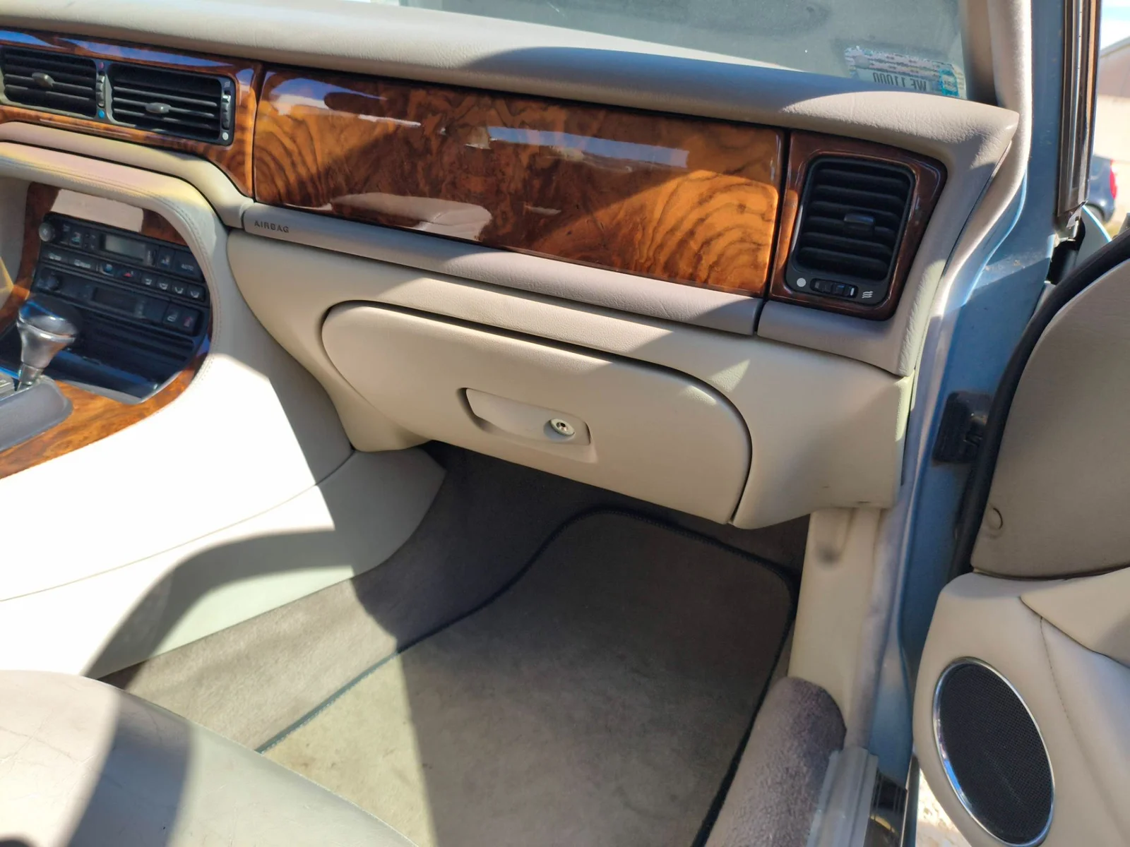 Foto de GUANTERA JAGUAR XJ 3.2 CAT (211 CV / 155 KW)