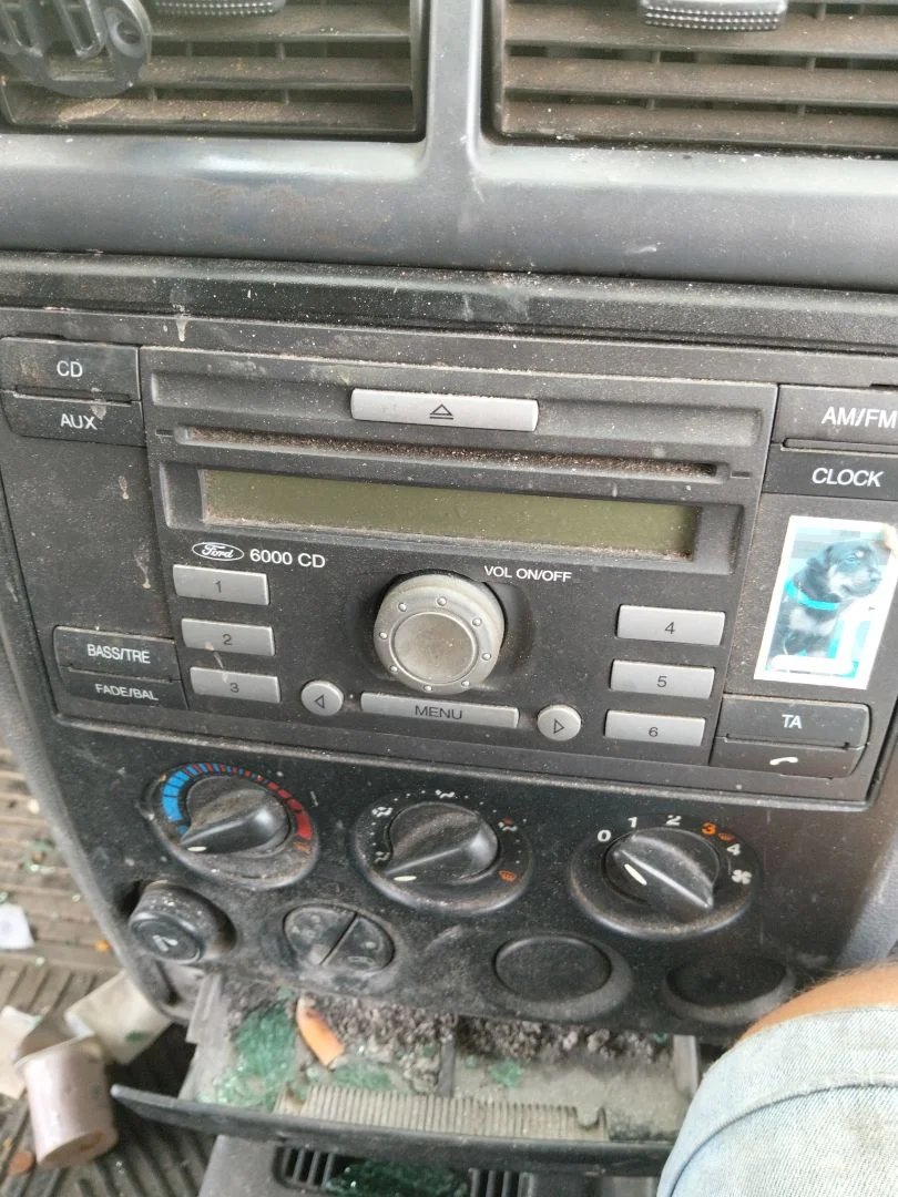 Foto de SISTEMA AUDIO / RADIO CD FORD TRANSIT CONNECT (TC7) 1.8 TDCi CAT (110 CV / 81 KW)