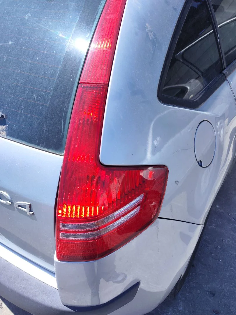 Foto de PILOTO TRASERO DERECHO CITROEN C4 BERLINA 1.6 16V HDi (90 CV / 66 KW) referencia 6351T8