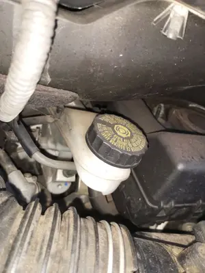 Foto de DEPOSITO LIQUIDO DE FRENOS TOYOTA COROLLA VERSO (R1) 2.2 Turbodiesel CAT (136 CV / 100 KW)