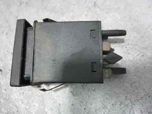 Foto de INTERRUPTOR VOLKSWAGEN PASSAT BERLINA (3B2) 1.9 TDI (116 CV / 85 KW) referencia 3B0959621C foto 3