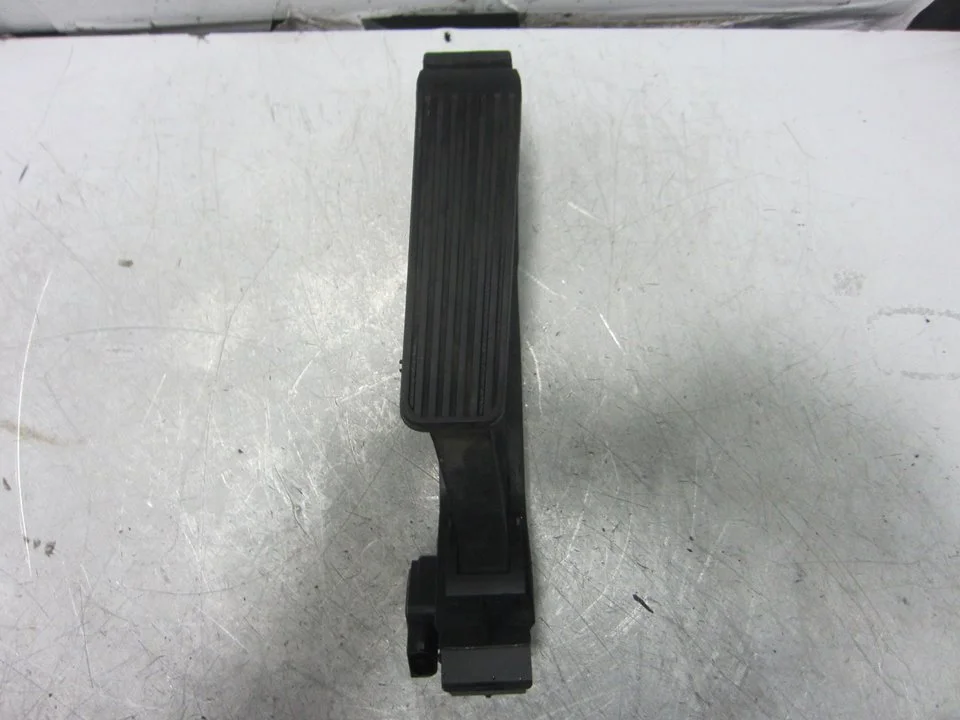 Foto de POTENCIOMETRO PEDAL MERCEDES-BENZ CLK (BM 209) CABRIO 3.2 V6 18V CAT (218 CV / 160 KW) referencia A2033000704