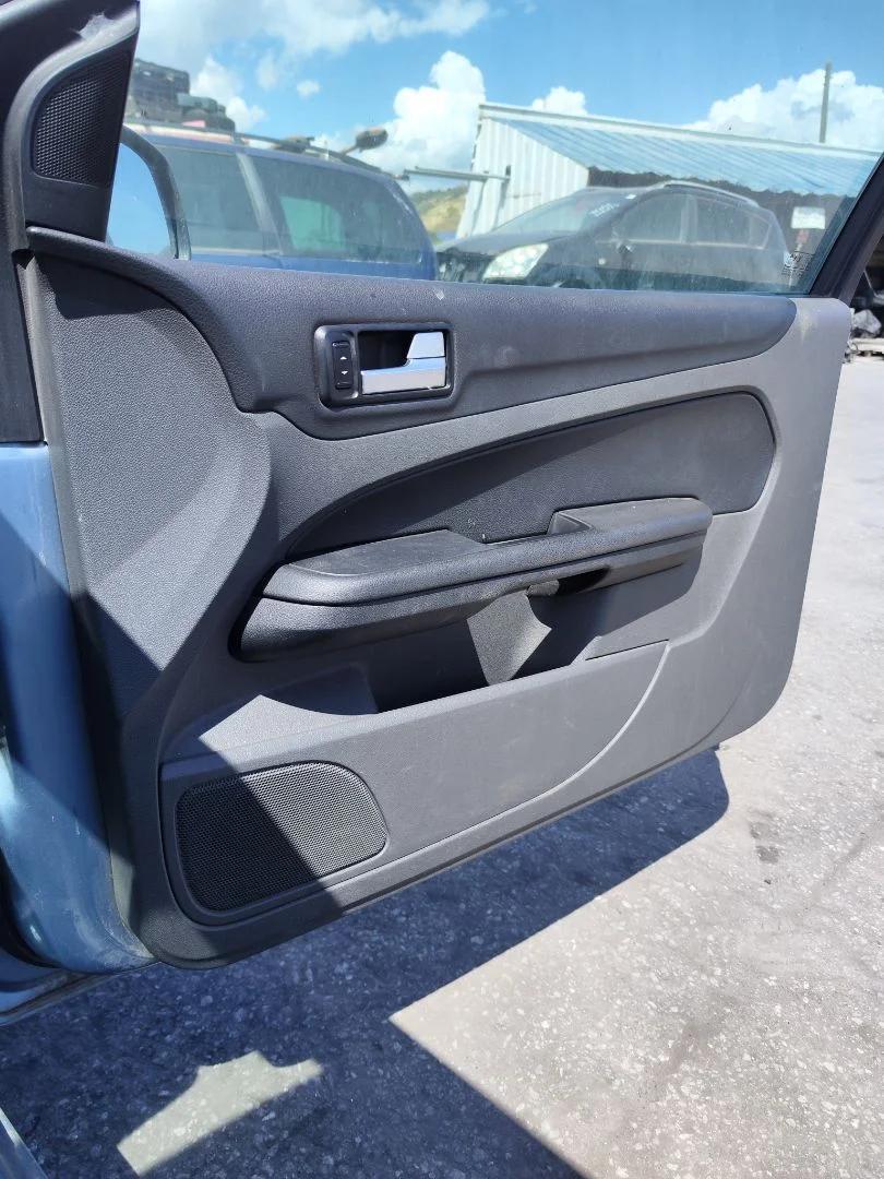 Foto de GUARNECIDO PUERTA DELANTERA DERECHA FORD FOCUS BERLINA (CAP) 1.6 TDCi CAT (90 CV / 66 KW) referencia 1500346