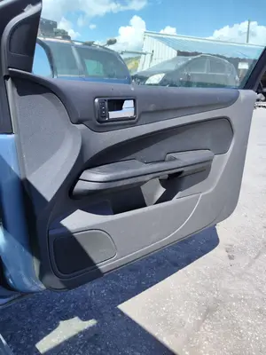 Foto de GUARNECIDO PUERTA DELANTERA DERECHA FORD FOCUS BERLINA (CAP) 1.6 TDCi CAT (90 CV / 66 KW) referencia 1500346