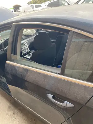 Foto de PUERTA TRASERA IZQUIERDA VOLKSWAGEN PASSAT BERLINA (3C2) 2.0 TDI (140 CV / 103 KW) referencia 3C5833055H