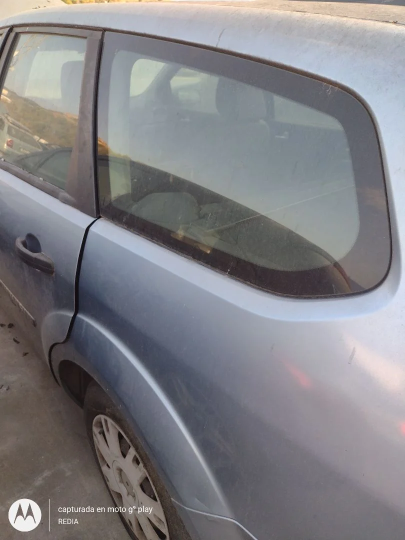 Foto de LUNA CUSTODIA TRASERA IZQUIERDA FORD FOCUS SPORTBREAK (CAP) 1.6 16V CAT (101 CV / 74 KW)