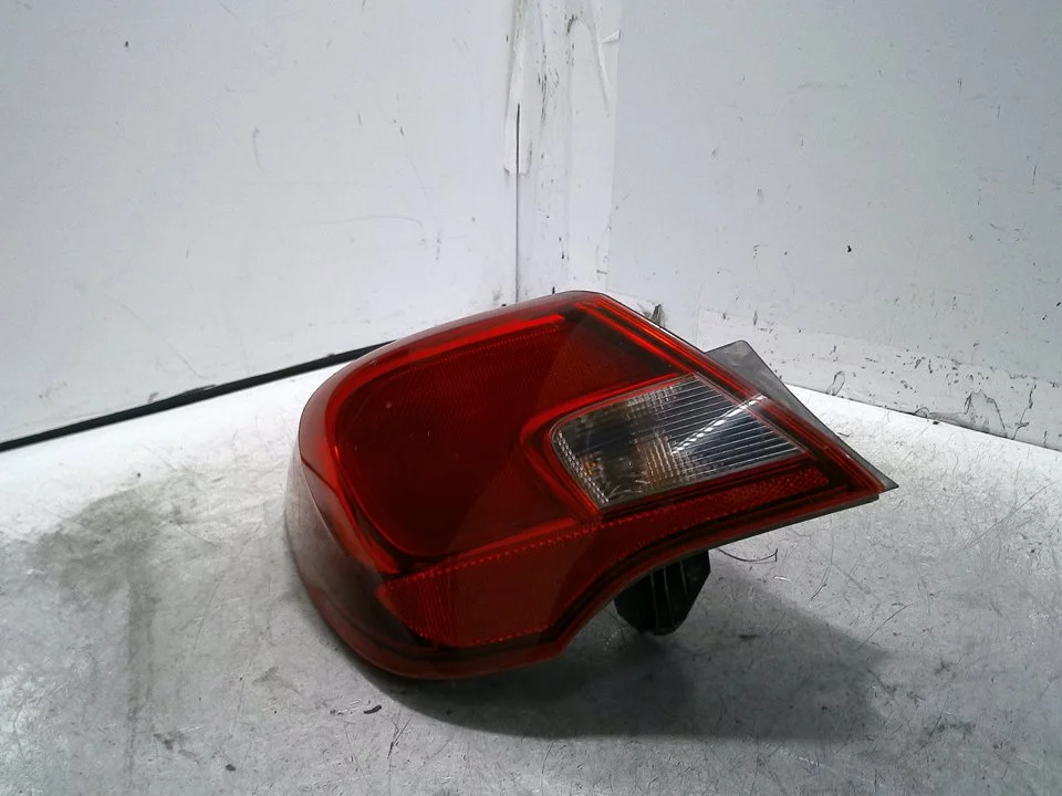 Foto de PILOTO TRASERO IZQUIERDO OPEL CORSA C 1.3 16V CDTI CAT (Z 13 DT / LN9) (69 CV / 51 KW) referencia 460034366