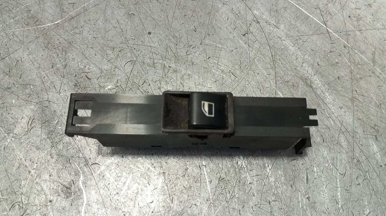 Foto de MANDO ASIENTO DELANTERO IZQUIERDO BMW SERIE 3 BERLINA (E46) 2.0 16V Diesel CAT (136 CV / 100 KW) referencia 61318381511