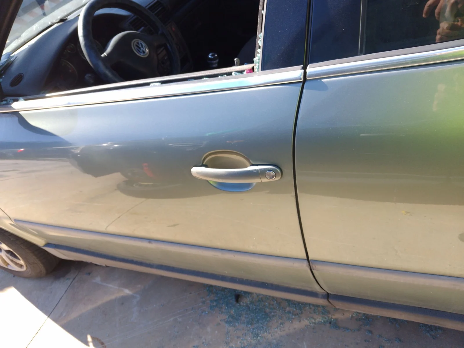 Foto de CERRADURA PUERTA DELANTERA IZQUIERDA VOLKSWAGEN PASSAT BERLINA (3B3) 1.9 TDI (131 CV / 96 KW)