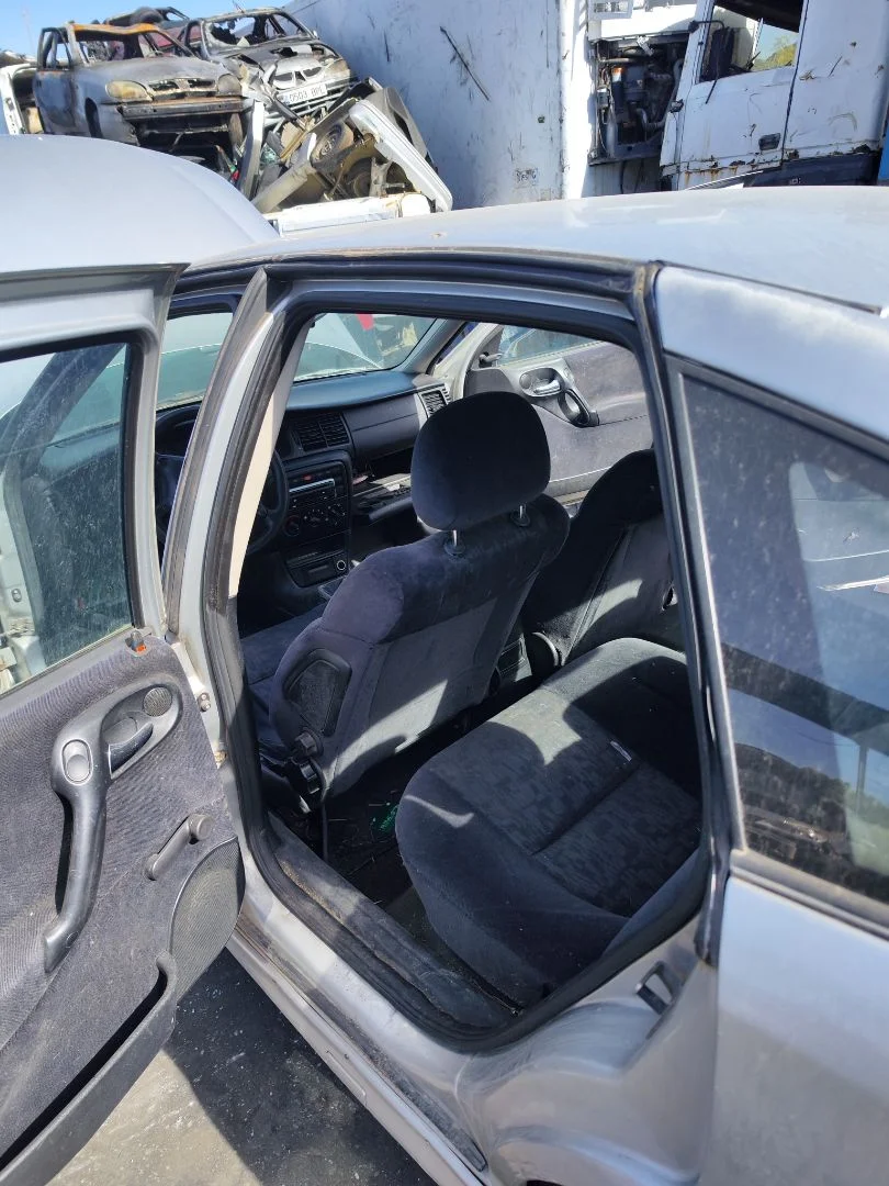 Foto de GOMAS CONTORNO PUERTA OPEL VECTRA B BERLINA 2.0 DTI (101 CV / 74 KW)