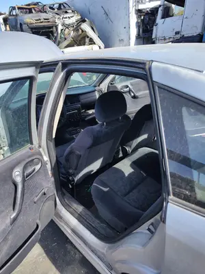 Foto de GOMAS CONTORNO PUERTA OPEL VECTRA B BERLINA 2.0 DTI (101 CV / 74 KW)