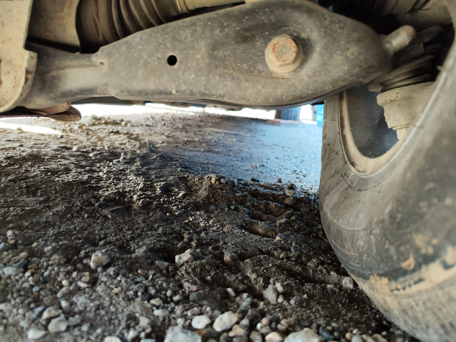 Foto de BRAZO SUSPENSION DELANTERO IZQUIERDO LAND ROVER DISCOVERY 2.7 Td V6 CAT (190 CV / 140 KW)