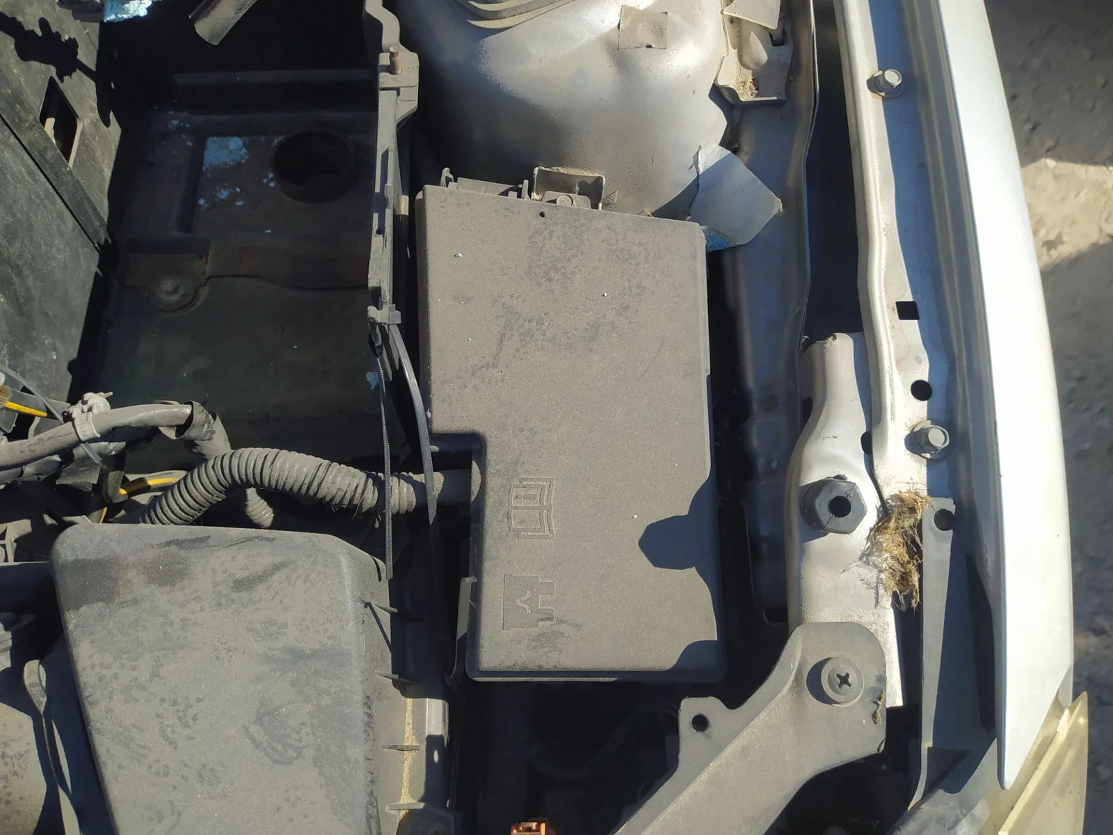 Foto de CAJA RELES / FUSIBLES MAZDA 3 BERLINA (BK) 1.6 CD Diesel CAT (109 CV / 80 KW)