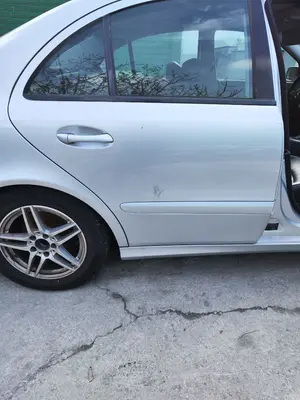 Foto de PUERTA TRASERA DERECHA MERCEDES-BENZ CLASE E (BM 211) BERLINA 3.0 CDI CAT (190 CV / 140 KW)