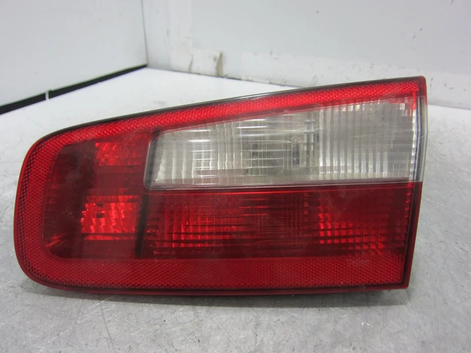 Foto de PILOTO TRASERO DERECHO INTERIOR RENAULT LAGUNA II (BG0) 1.9 dCi Diesel (120 CV / 88 KW) referencia 8200002476