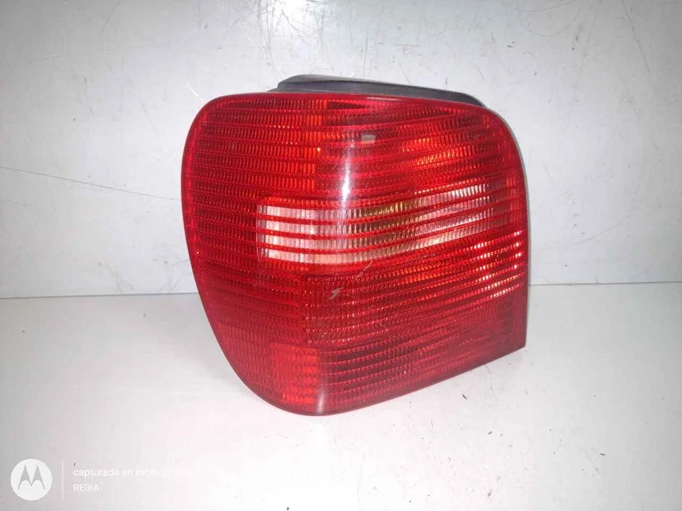 Foto de PILOTO TRASERO IZQUIERDO VOLKSWAGEN POLO III BERLINA (6N2) referencia 6N0945257B