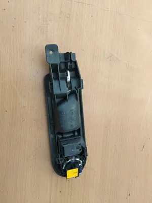 Foto de MANETA INTERIOR TRASERA IZQUIERDA VOLKSWAGEN GOLF IV BERLINA (1J1)(10.1997) referencia 3B0839114 foto 2
