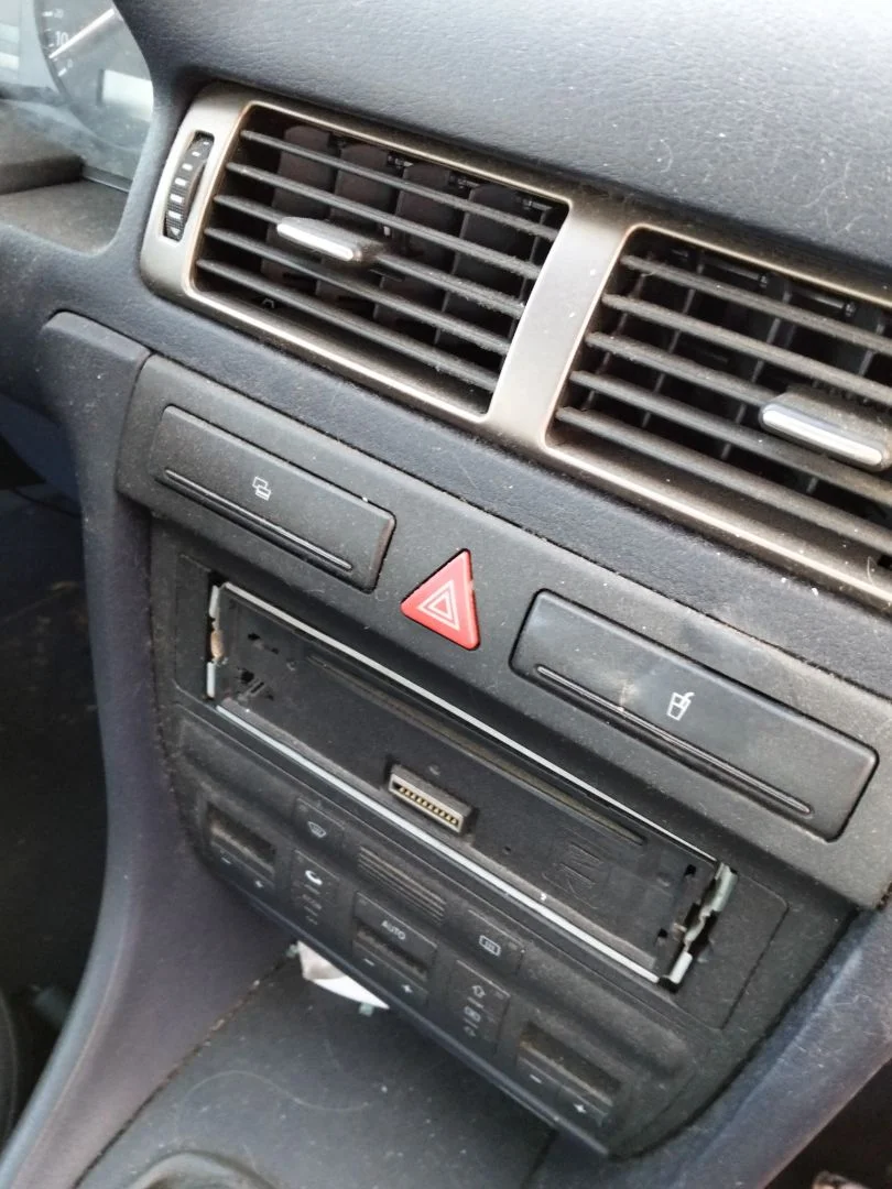 Foto de WARNING AUDI A6 BERLINA (4B2) 1.8 20V Turbo (150 CV / 110 KW)