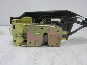 Foto de CERRADURA PUERTA DELANTERA IZQUIERDA FORD FOCUS BERLINA (CAK) 1.8 TDDI Turbodiesel CAT (90 CV / 66 KW) referencia XS41A21813CF foto 5