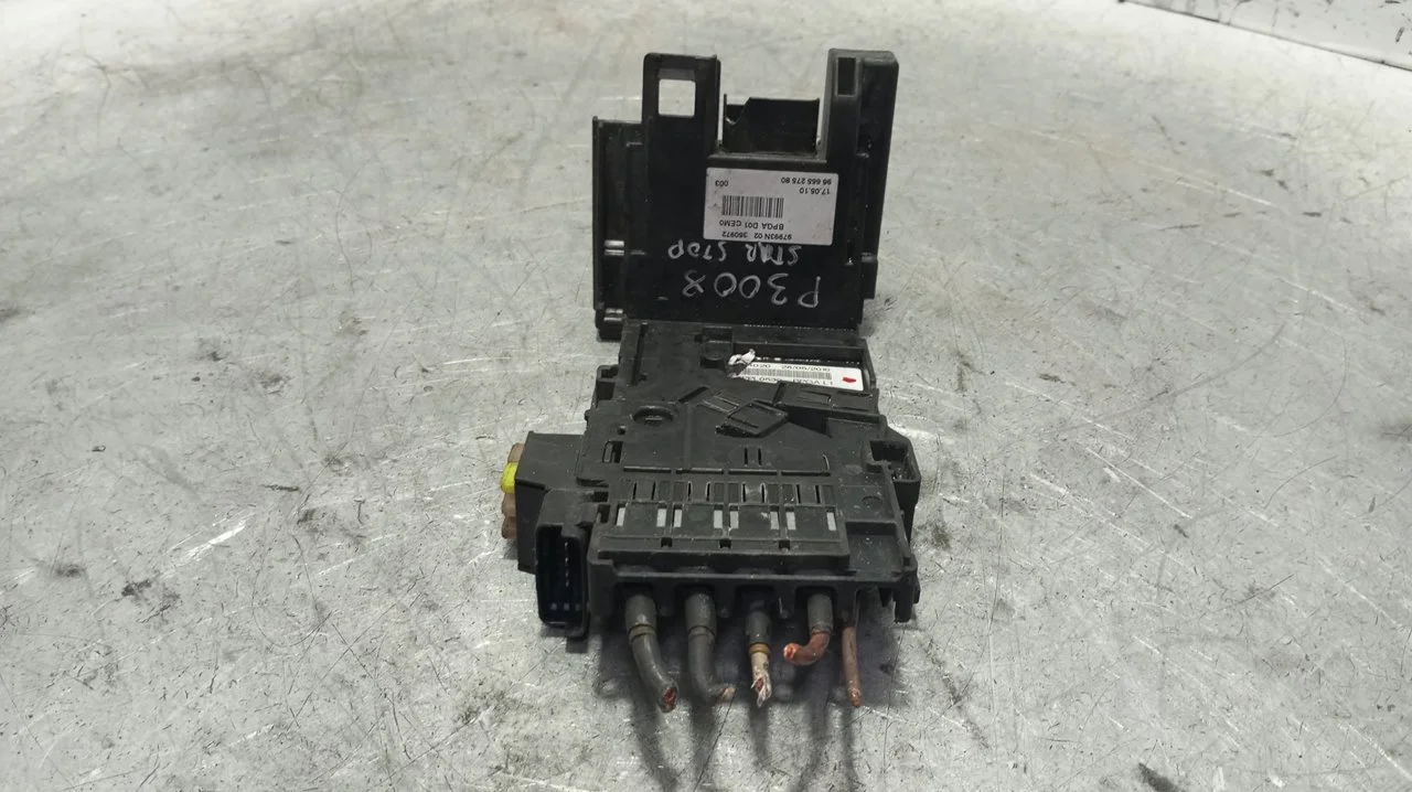 Foto de CAJA RELES / FUSIBLES PEUGEOT 5008 1.6 HDi FAP (112 CV / 82 KW) referencia 9666527580
