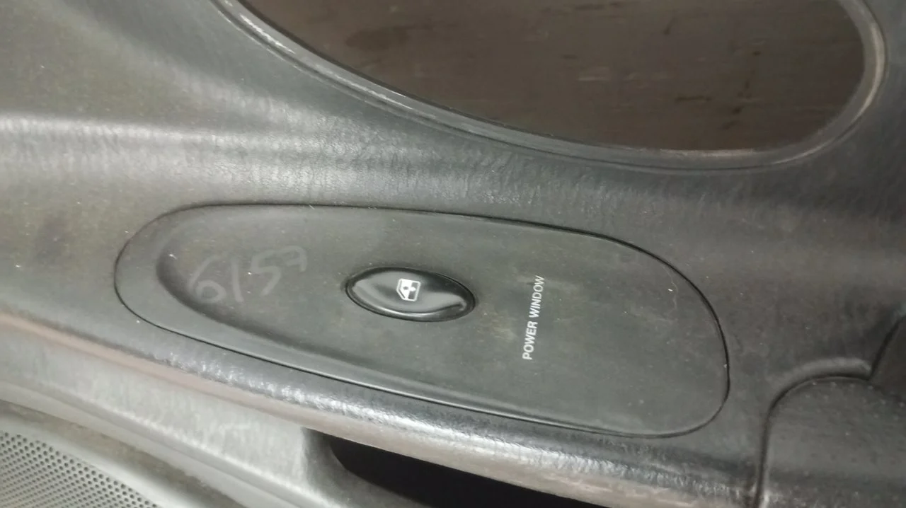 Foto de MANDO ELEVALUNAS DELANTERO DERECHO HYUNDAI COUPE (RD) 1.6 16V CAT (107 CV / 79 KW) referencia 9358027000