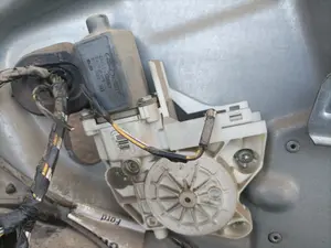 Foto de ELEVALUNAS DELANTERO DERECHO OPEL CORSA C 1.2 16V CAT (Z 12 XE / LW4) (75 CV / 55 KW) referencia 4M51B203A28BE foto 4