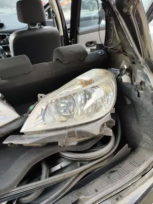 Foto de FARO IZQUIERDO RENAULT CLIO III 1.2 16V (75 CV / 55 KW)