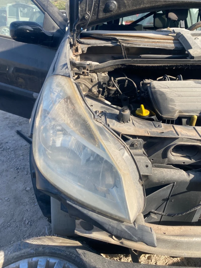 Foto de FARO DERECHO RENAULT CLIO III 1.2 16V (75 CV / 55 KW) referencia 260103547R