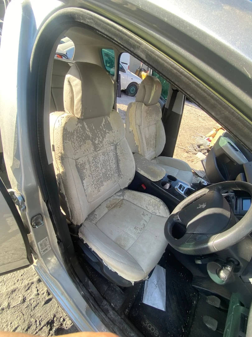 Foto de ASIENTO DELANTERO DERECHO PEUGEOT 3008 1.6 16V (120 CV / 88 KW)