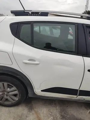 Foto de PUERTA TRASERA DERECHA DACIA SANDERO III 1.0 TCE CAT (91 CV / 67 KW) referencia 821002247R