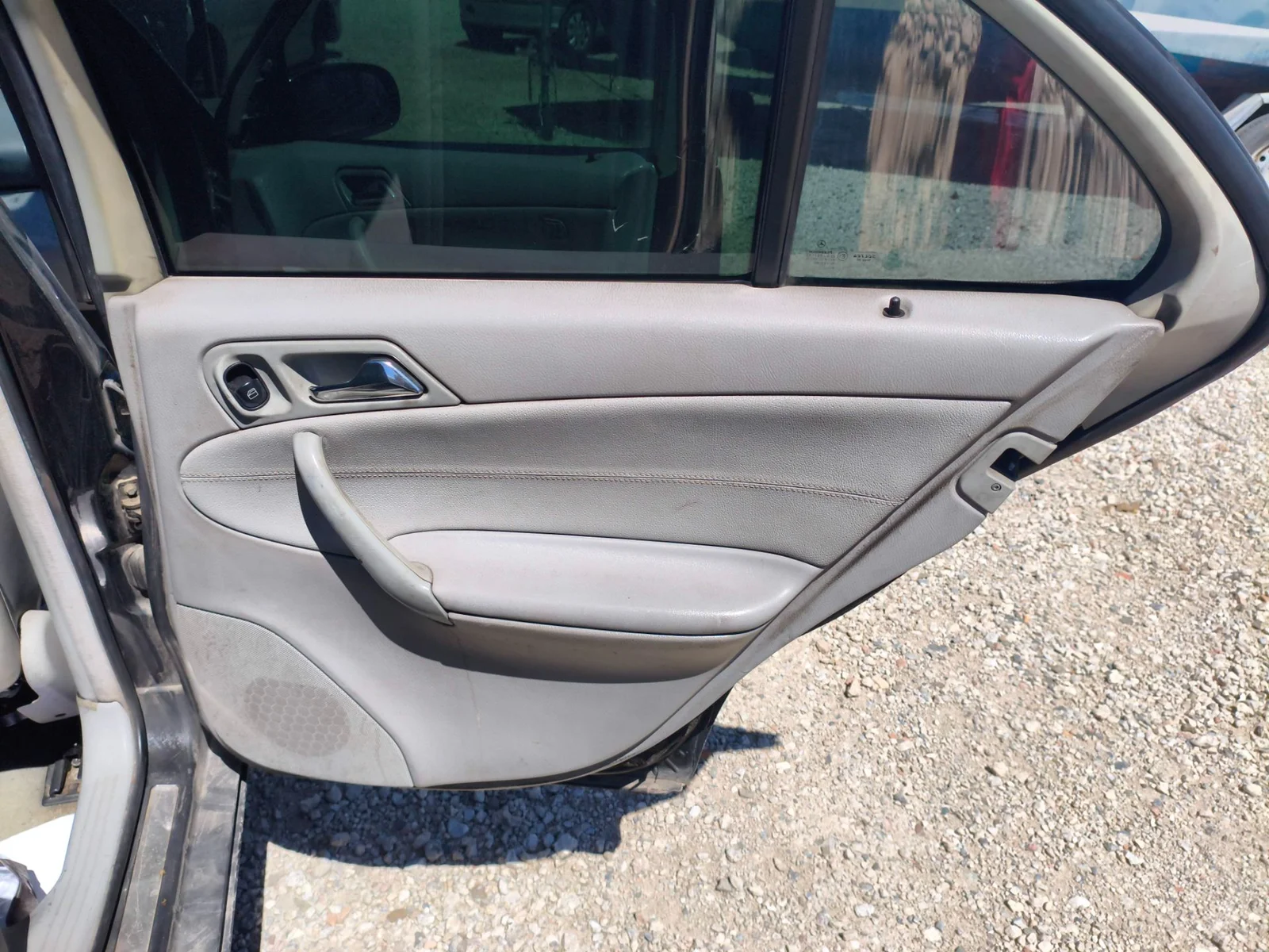 Foto de GUARNECIDO PUERTA TRASERA DERECHA MERCEDES-BENZ CLASE C (BM 203) BERLINA 2.2 CDI CAT (116 CV / 85 KW) referencia A2037304870 9C32