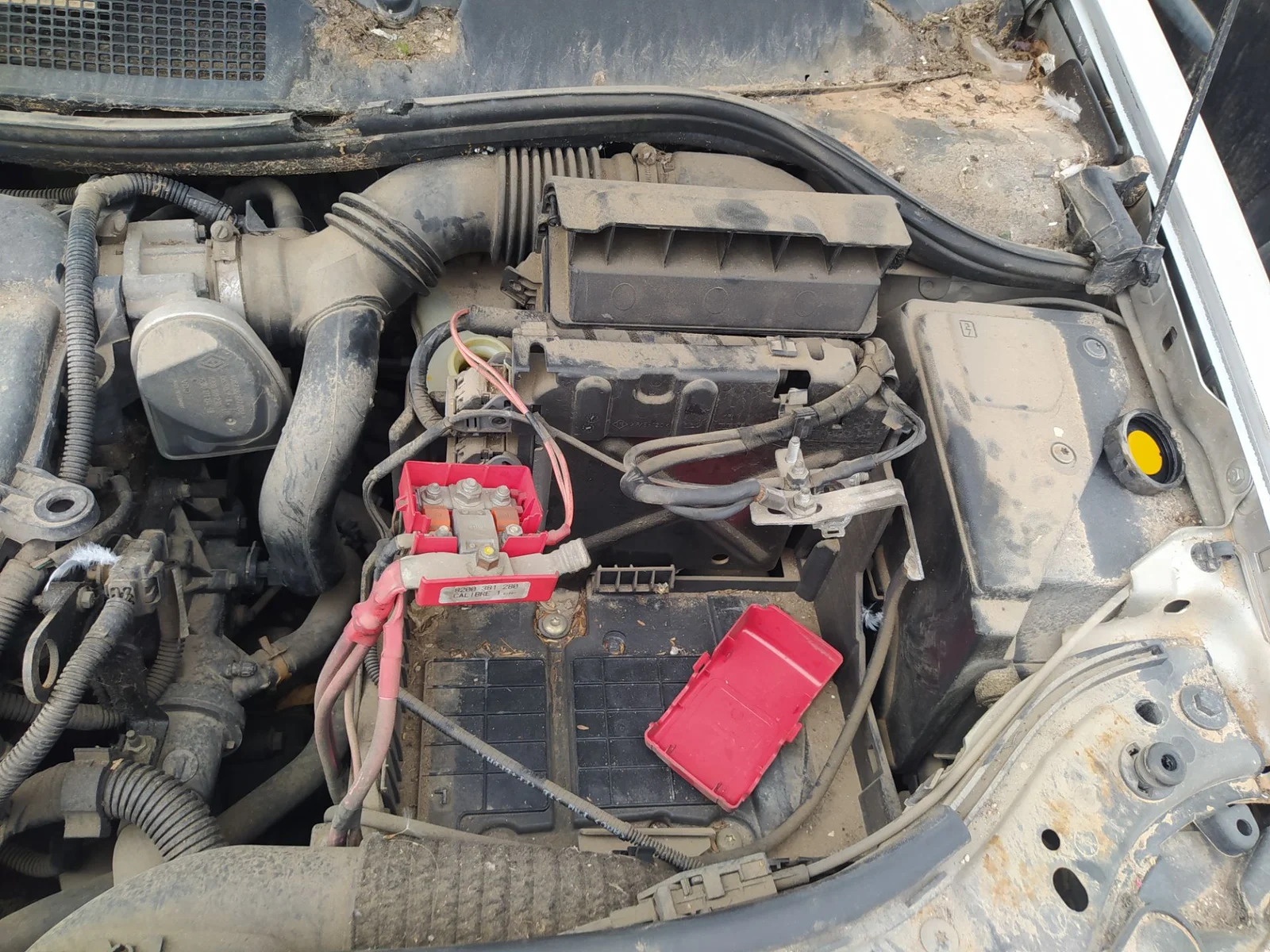 Foto de CAJA RELES / FUSIBLES RENAULT MEGANE II CLASSIC BERLINA 1.6 16V (112 CV / 82 KW)